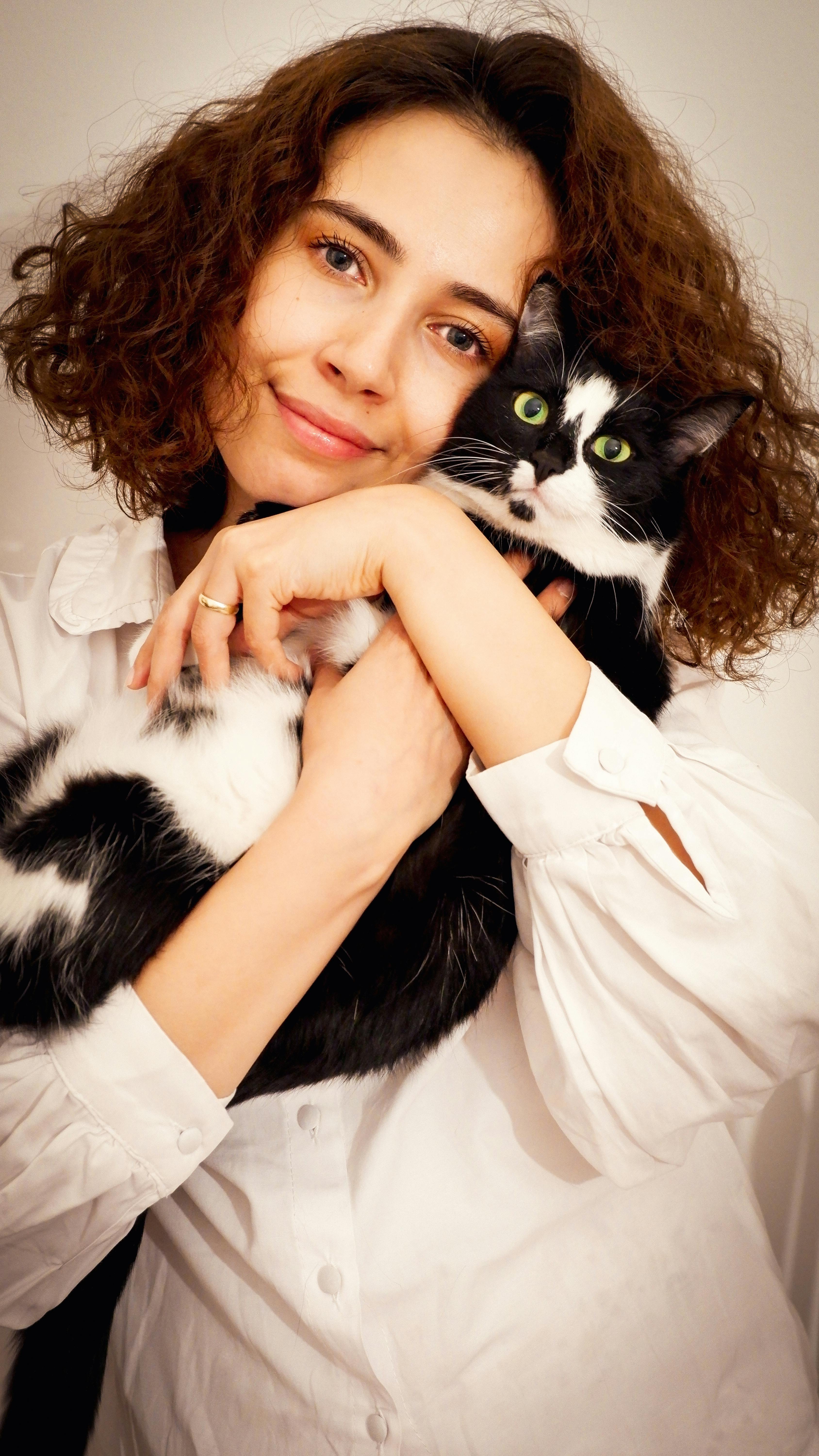 Frau hält Katze liebevoll